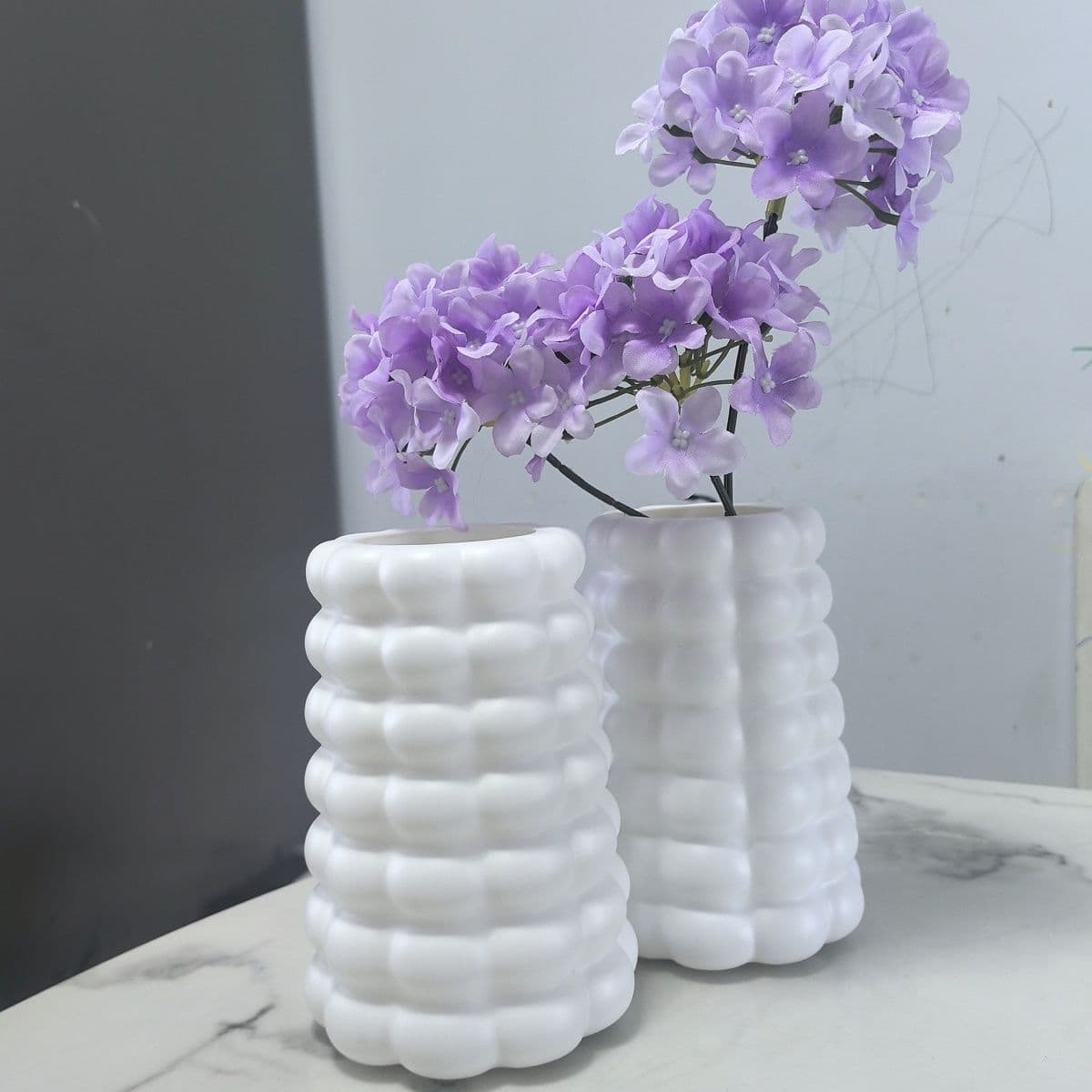 Plastic imitation ceramic vase, light luxury and high-end dining table flower ornaments, living room flower arrangement, simulated flower tulip flower holder