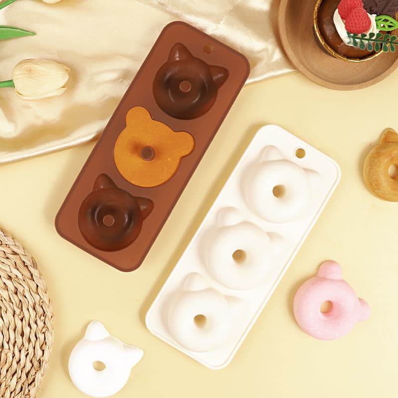 Custom food-grade silicone donut molds, 3-cavity round, easy-to-unmold oven-baked cookie and cake molds.