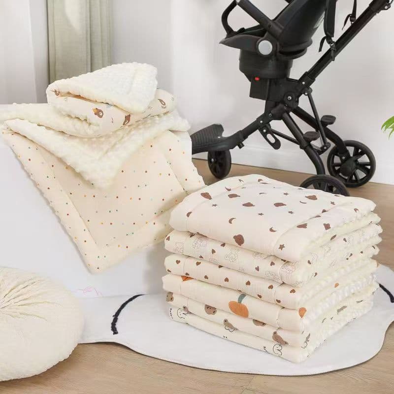 New stroller cushion, made of wrinkled gauze, double-sided cartoon print, perfect for baby outings. Soft and comfortable with plush texture.