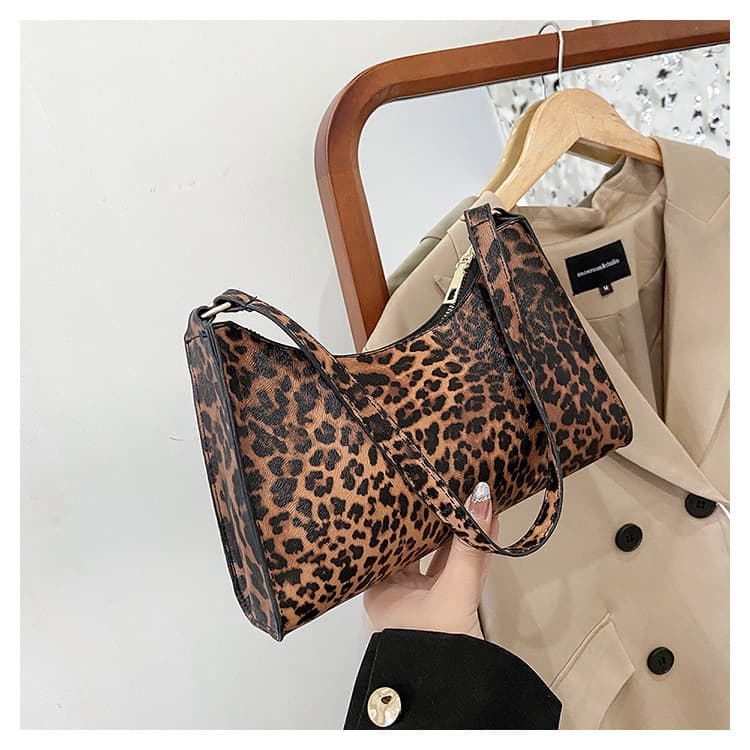 Cross-border European and American high-end underarm bag, spicy girl style, leopard print cow pattern baguette bag, handbag, fashionable and versatile shoulder bag
