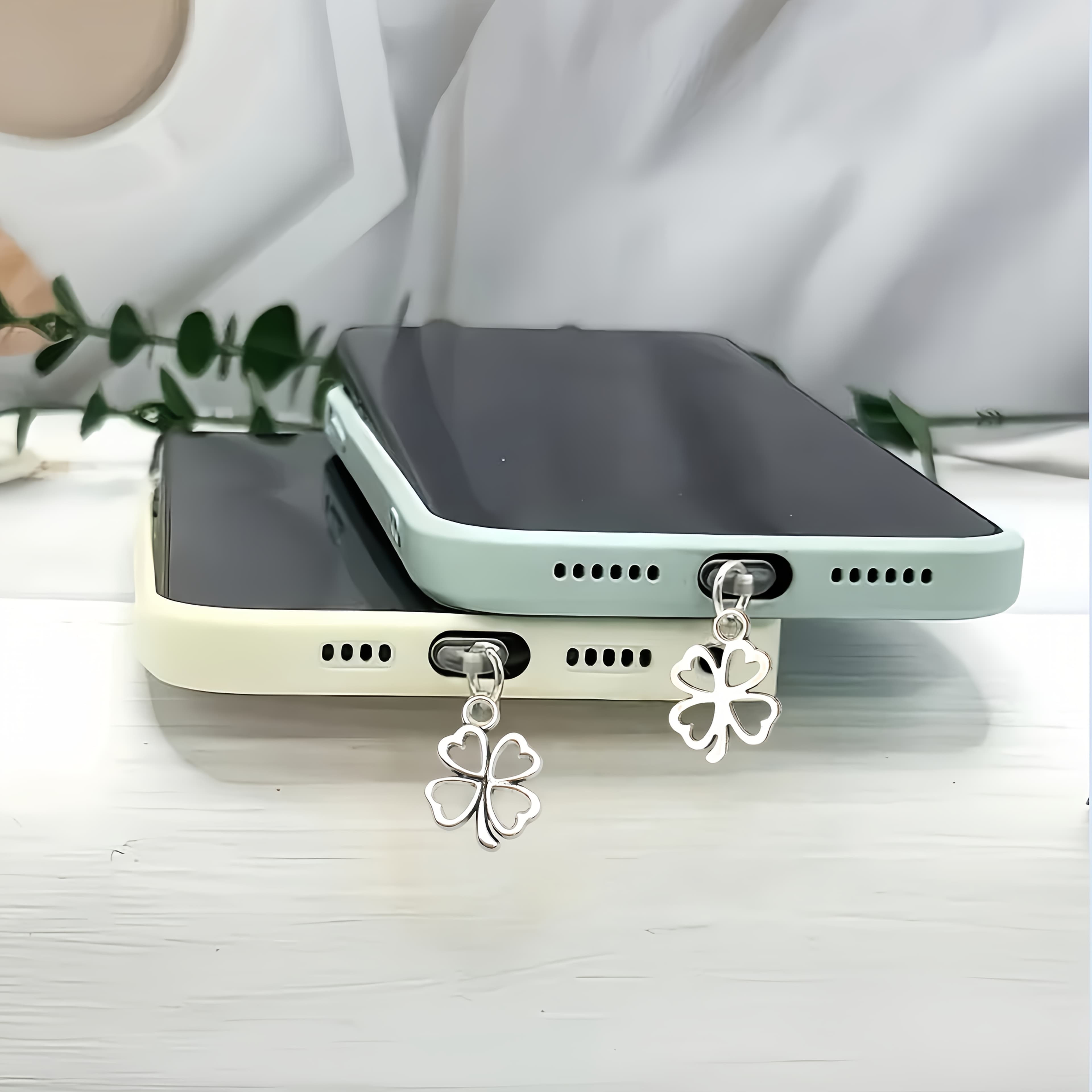 Clover Phone Charging Port Dust Plug Metal Pendant Type-C/Lightning Universal with Phone Lanyard