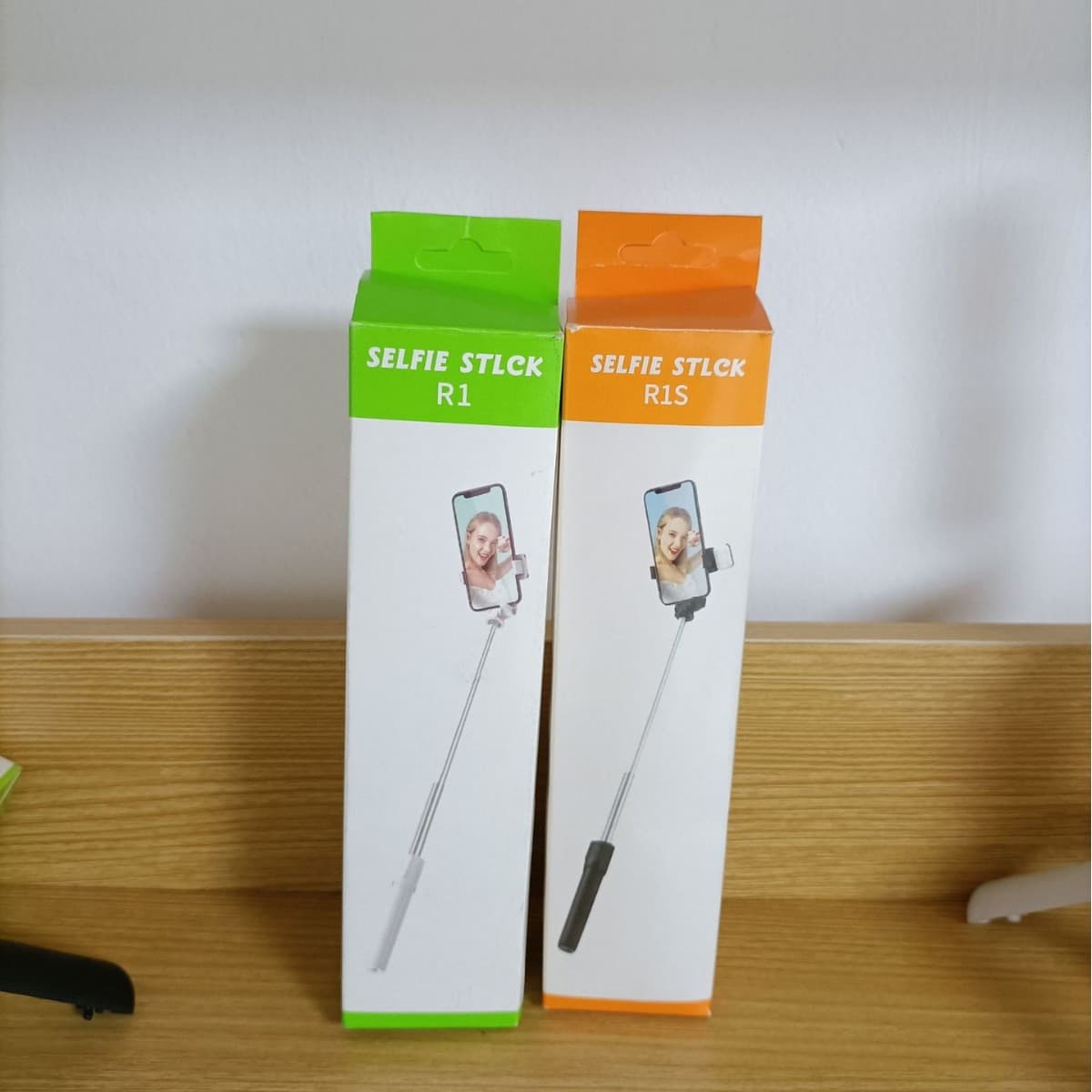 Bluetooth R1 tripod phone selfie stick with rechargeable portable extended remote black fill light