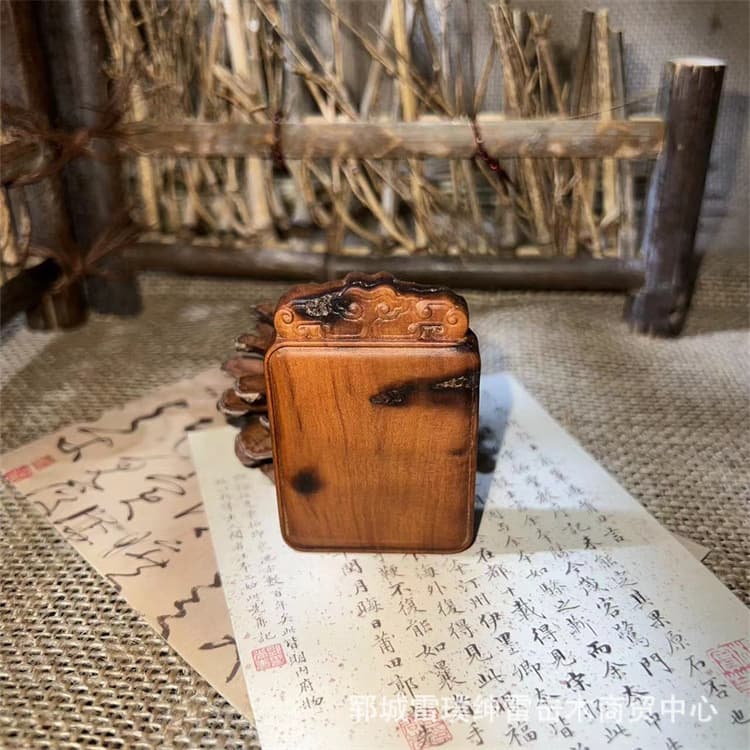 Manufacturer supplies lightning-struck jujube wood "No Trouble" plaques, solid wood desktop ornaments, Taoist ritual implements.