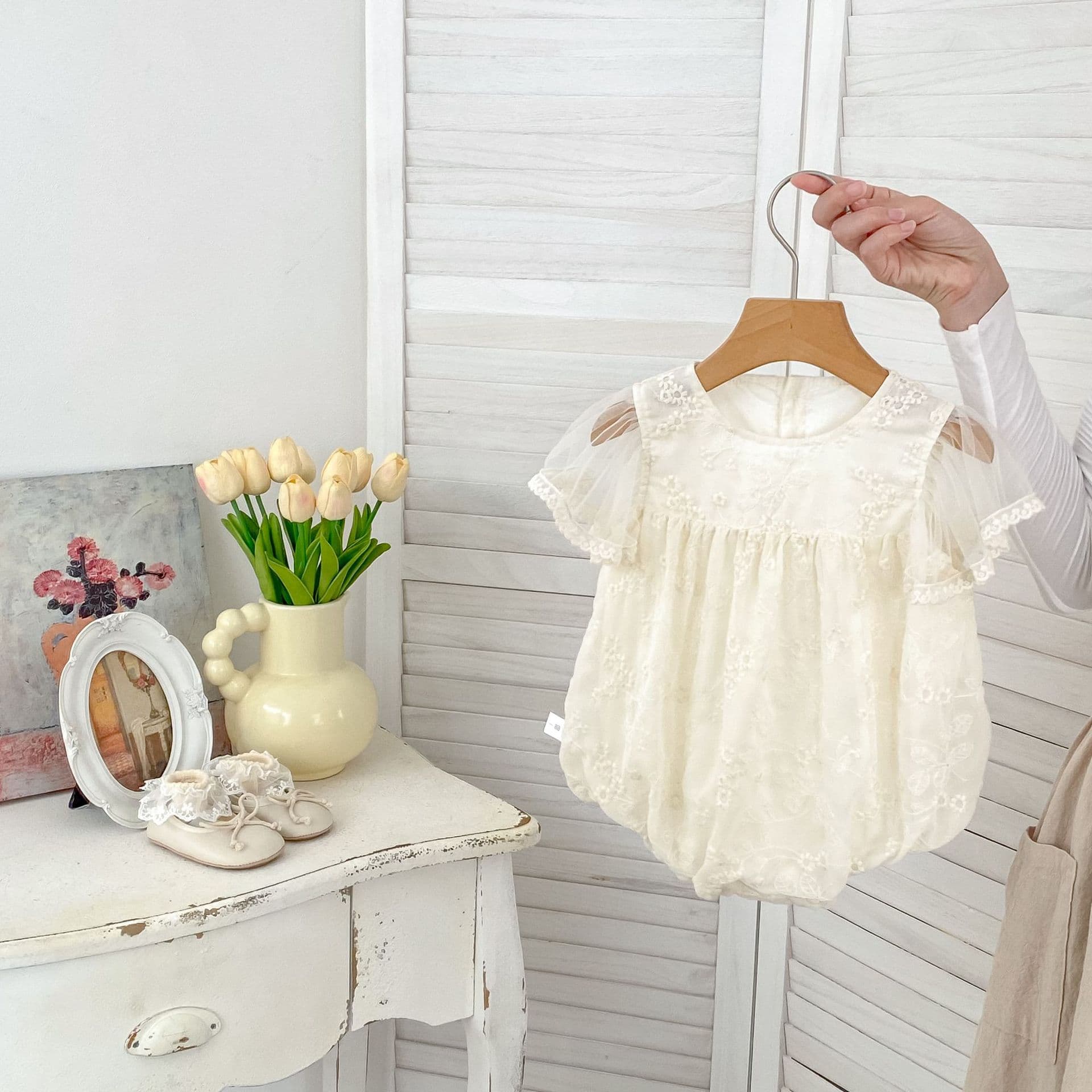 Summer Korean version of sweet baby girl 1-3 years old princess Xiaofei sleeves lace one-year-old outing clothes Romper suit