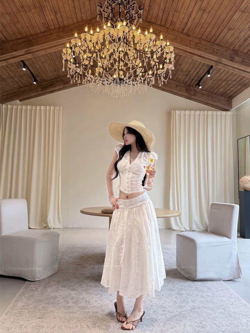 Resort Style Suit, Short Waist-Cinching Deep V-Neck Short-Sleeved Shirt for Women, Summer Hollow Embroidered A-Line Skirt Two-Piece Set
