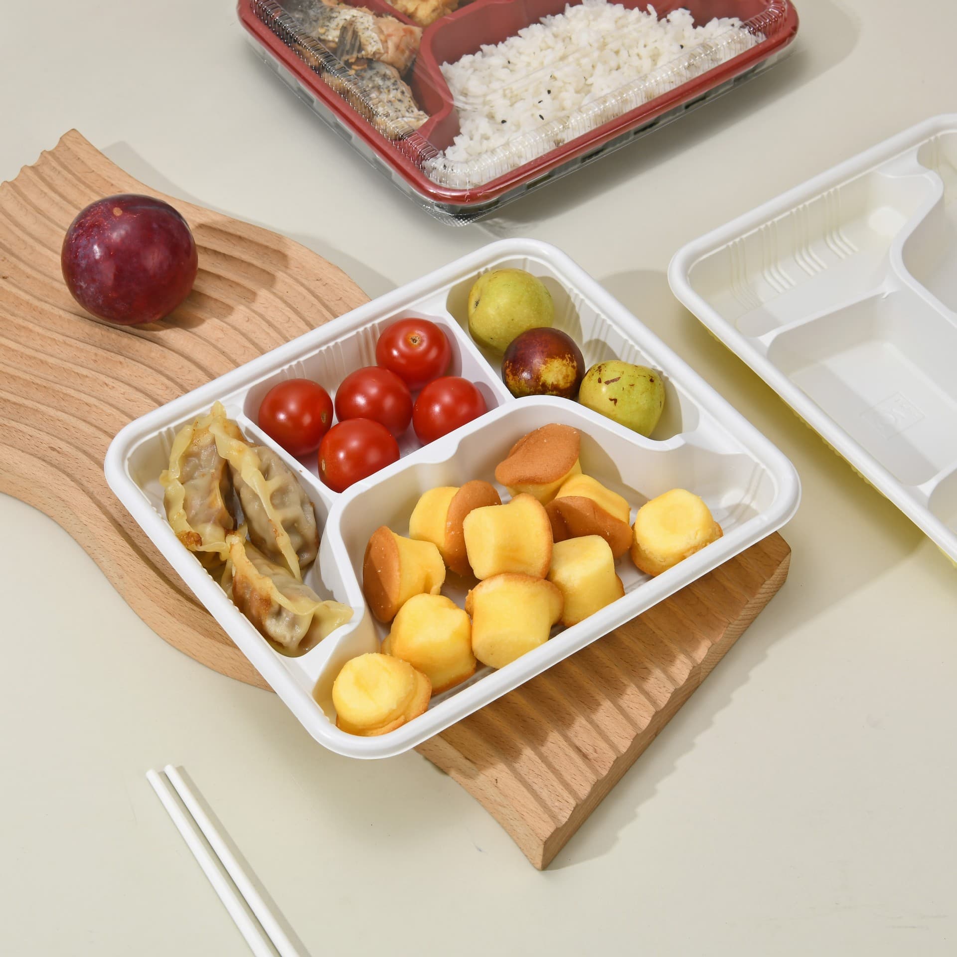 Disposable fast food box with 3/4/5 compartments, plastic rectangular partitioned takeaway packaging.