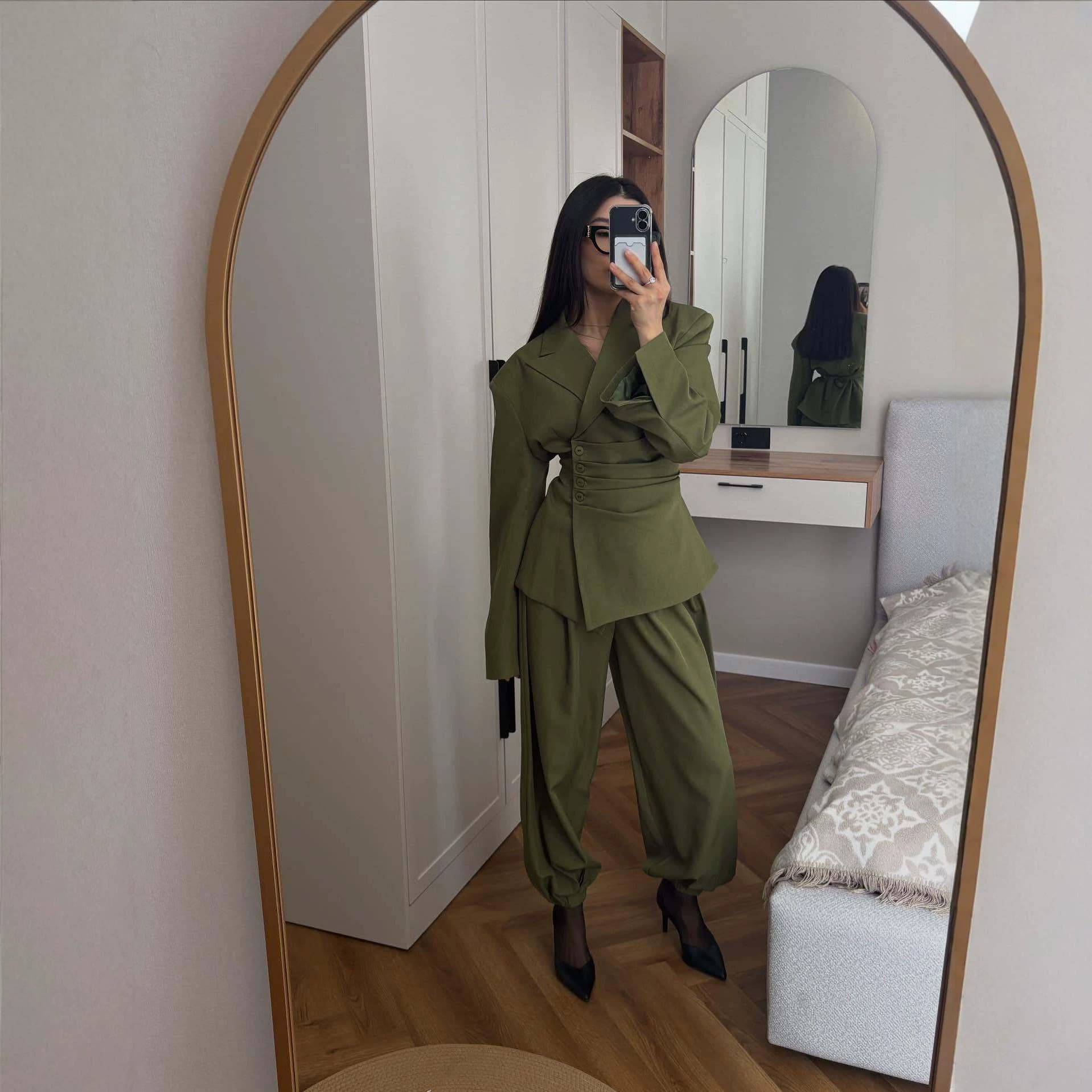 European and American Cross-border 2026 Early Autumn Hot Selling New High-End Temperament Commuter Women's Suit with Shoulder Pads and Waist-Cinching Blazer Two-Piece Set
