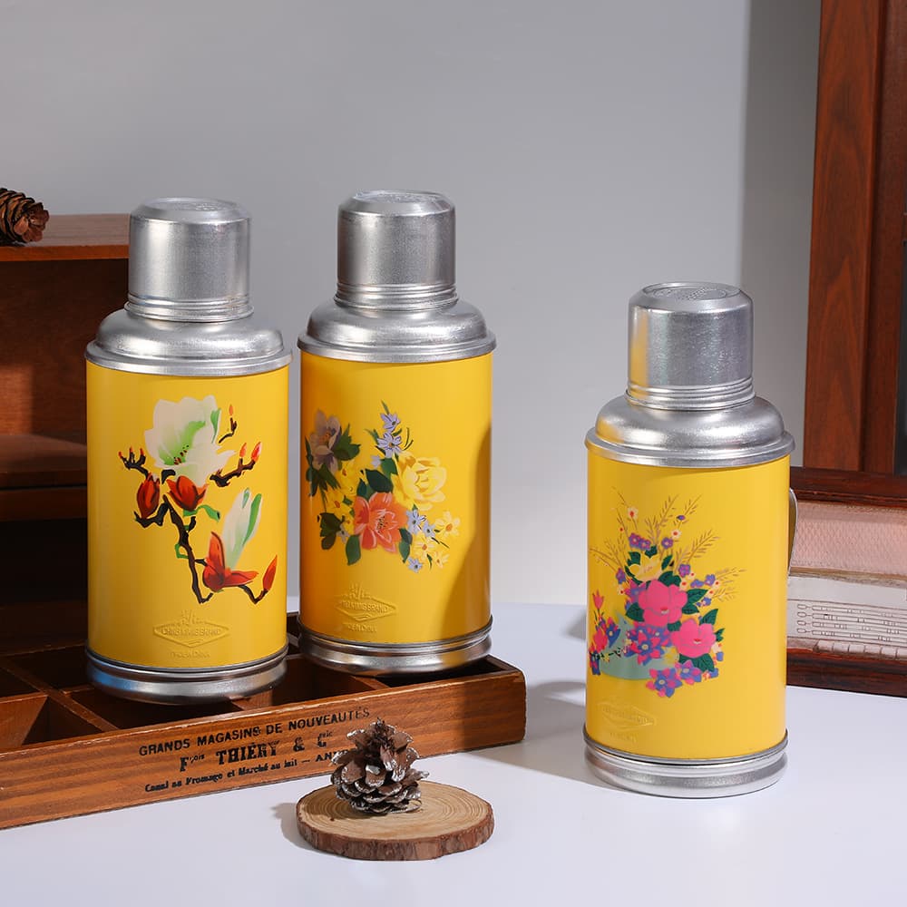 Classic Nostalgic Portable Hot Water Bottle, Retro Tin-plated Insulated Flask, Small Size Large Capacity Glass Liner Warm Bottle