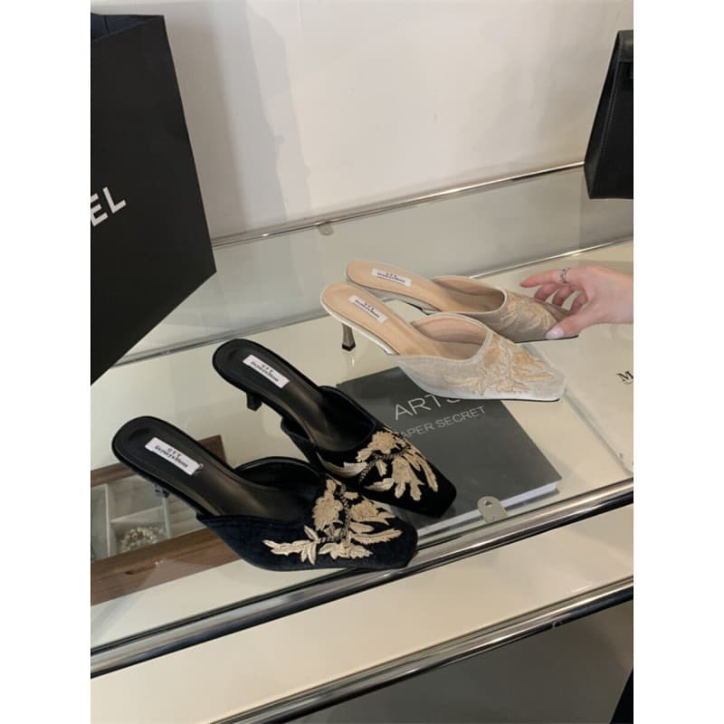 New Chinese-style Embroidered Mule Heels for Women 2026 New Embroidered Flower Retro Mules Fashion Pointed Toe Thin Heel Sandals