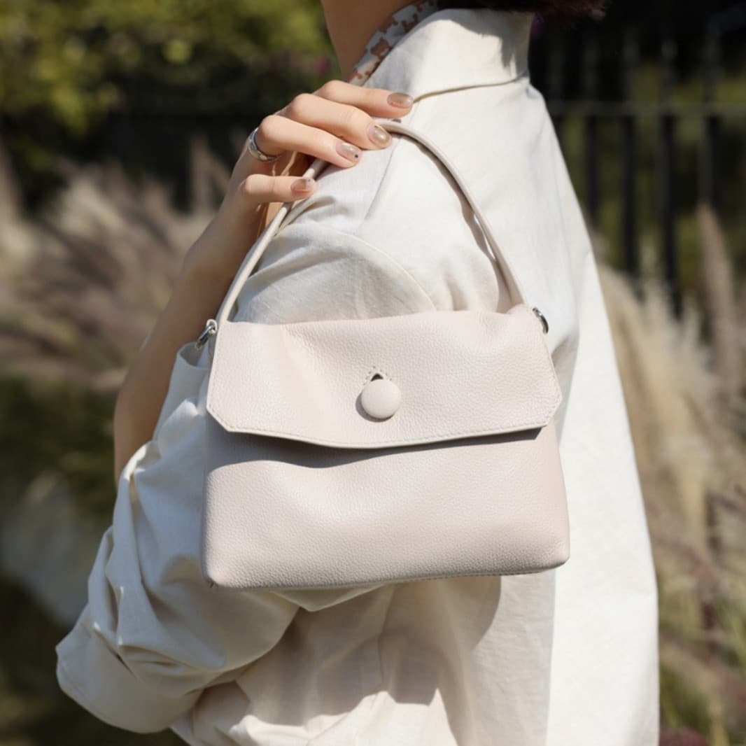 First-layer calfskin button bag, genuine leather women's bag, spring and summer new niche hand bag, mobile phone bag, commuter lipstick bag