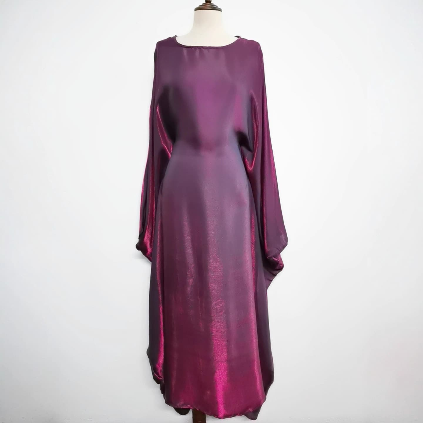 Factory direct supply of Yiduoduo's new solid color loose-fitting simple shiny satin dress 24770 long robe batwing sleeve