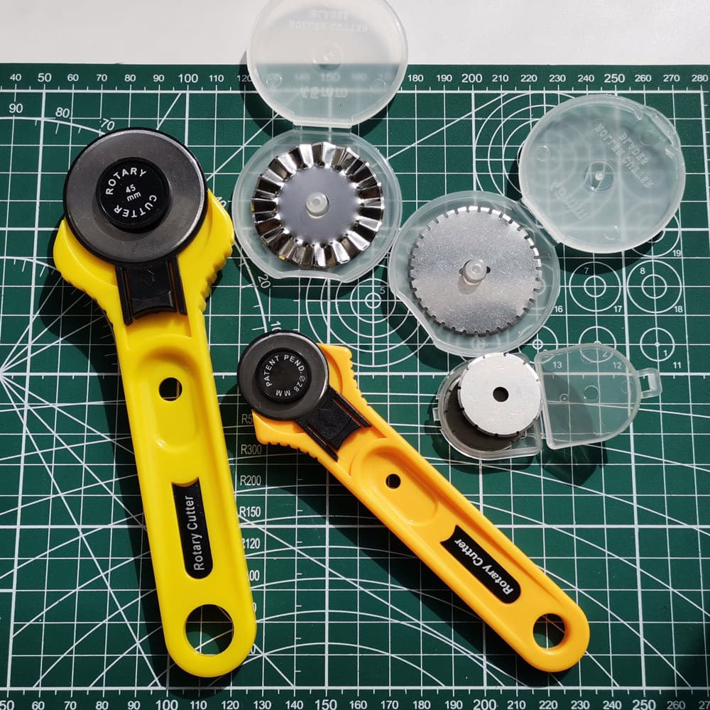 45mm Straight Handle Carpet Round Knife, Single Boxed Wavy Lace Dotted Serrated Rolling Wheel Knife, Easy-Tear Line for Bills