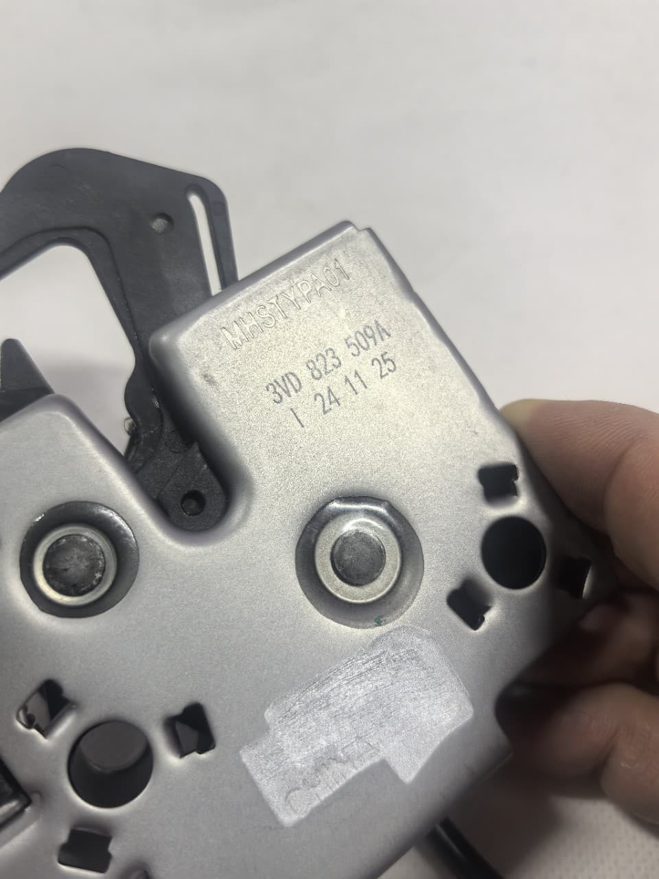 3VD823509A is suitable for Superb new Octavia Kodiaq Karoq engine hood lock hood lock