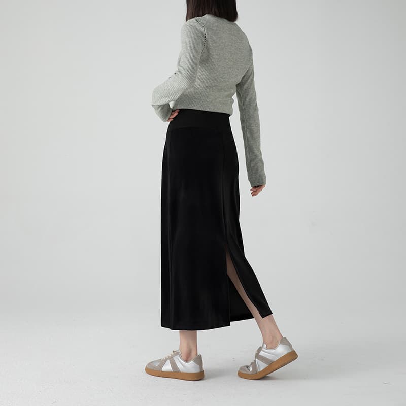 Maternity velvet midi skirt, flattering and draped, perfect for spring and autumn, with a slit for a slimming effect. Lined with fleece.