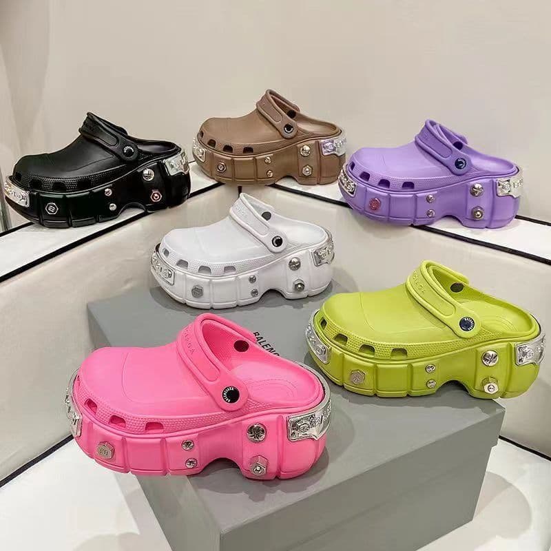 Paris Perforated Shoes Women 2025 New Thick Sole Height-Increasing Studded Sandals Ins Trendy Internet-Famous Metal-Toe Slippers Men