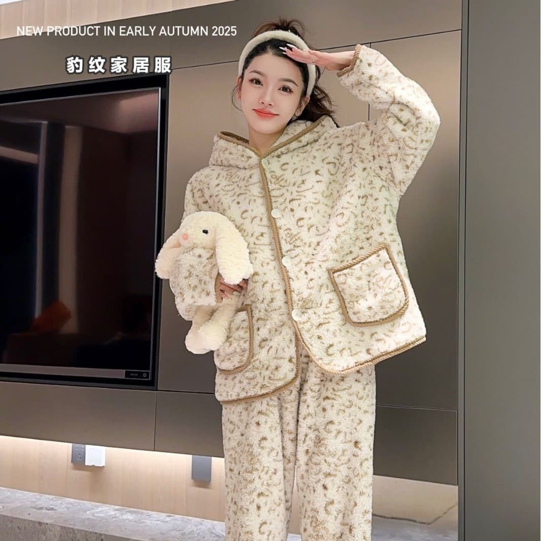 Autumn and winter new leopard print hooded pajamas set for women, plus velvet, thickened, warm pockets, buttons, loose large size home clothes