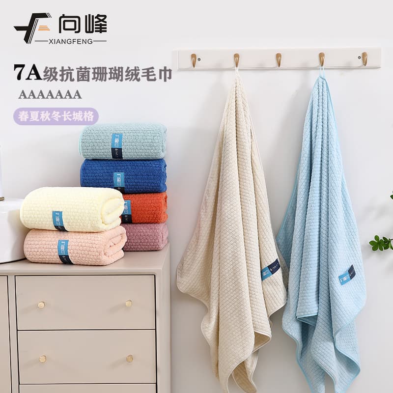 Xiangfeng New Style Coral Fleece 7A Grade Antibacterial Great Wall Grid Large Bath Towel, Commercial Supermarket Home Use Soft Absorbent Shower Towel Wholesale