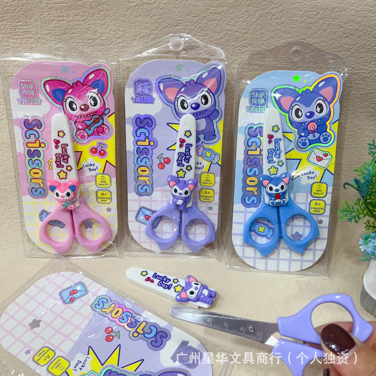 Creative Cartoon-Shaped Student Scissors, Portable Scissors with Protective Caps, Children's Kindergarten Safety Scissors Wholesale