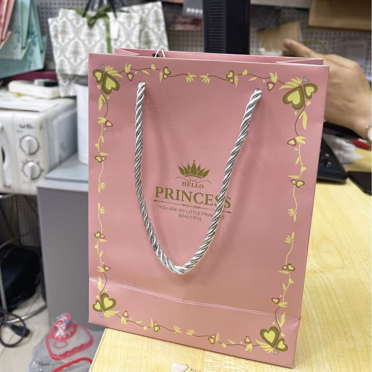 In stock thickened white cardboard gift handbag square bottom bag clothing shopping paper bag printable logo packaging bag