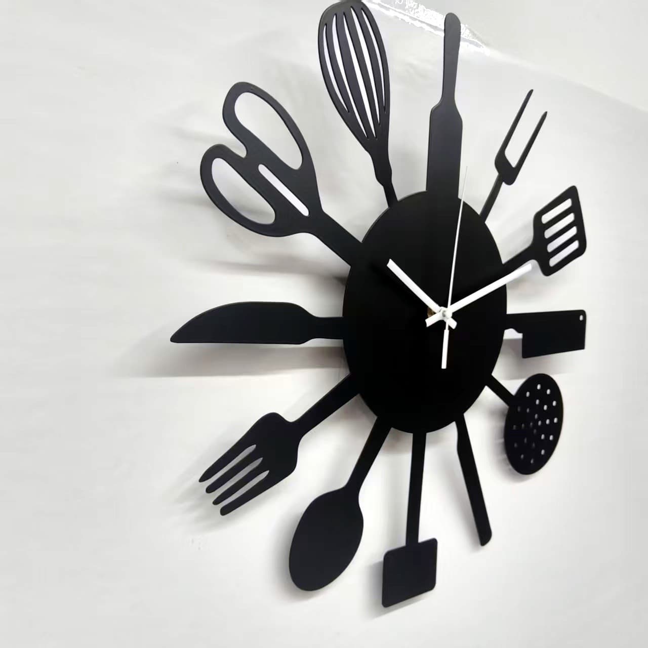 Metal Black Painted Fork and Knife Wall Clock Creative Wall Sticker Kitchen Fork and Knife Wall Clock Restaurant Iron Silent Wall Clock
