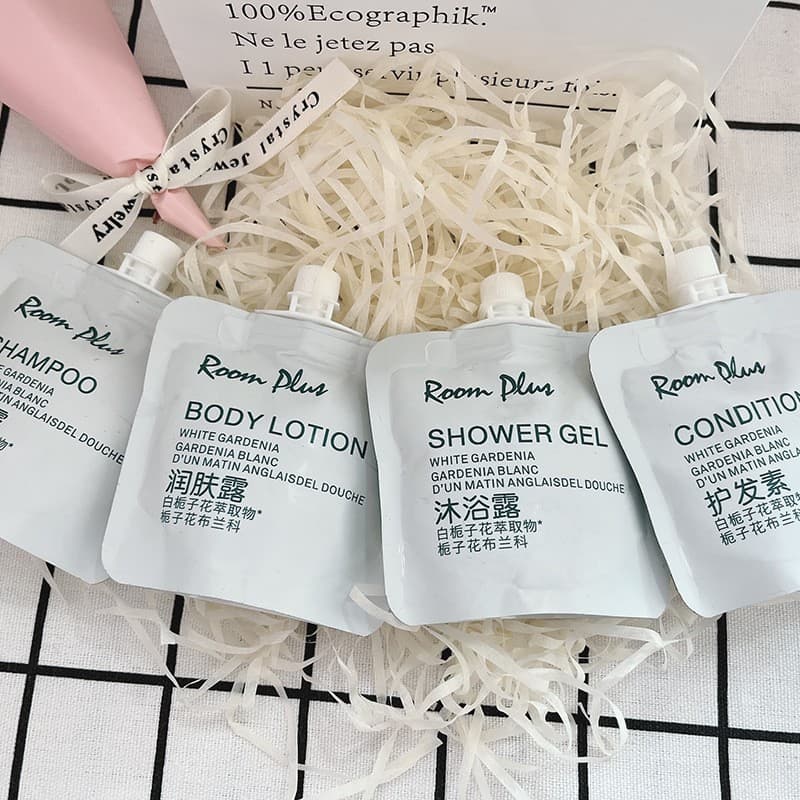 Travel-sized gardenia shampoo, conditioner, and body wash, same as those used in high-end five-star hotels and upscale homestays.