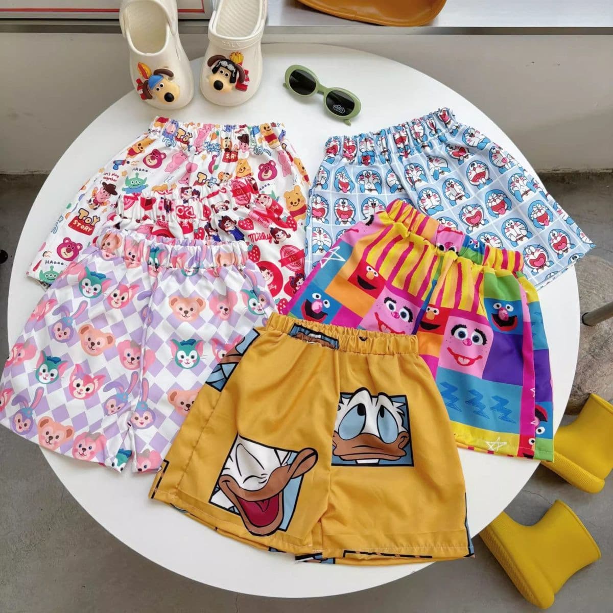 Children's shorts 2026 new summer styles for boys and girls, fashionable cartoon prints, versatile thin beach pants for children