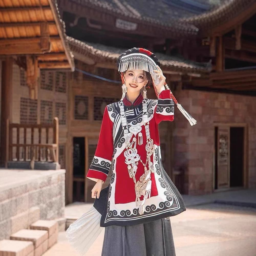 Portrait Ethnic Style 2025 New Yi Ethnic Clothing Design Sense Ancient Style Niche Retro Girl Commuter Set