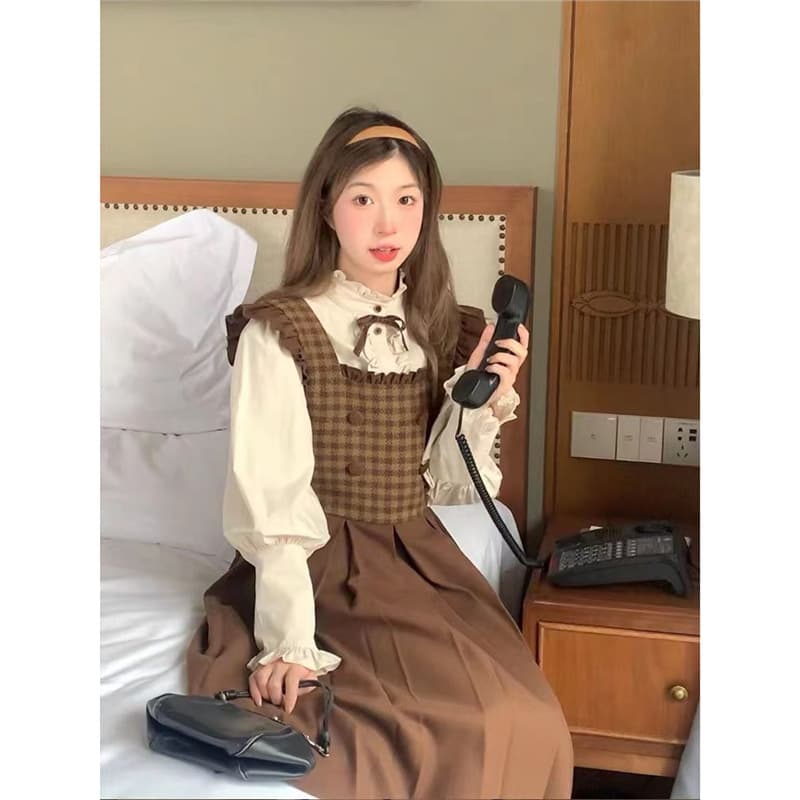 Korean-style elegant brown plaid high-waisted pleated vest dress with short flutter sleeves and a square neckline, paired with a ruffled blouse two-piece set.