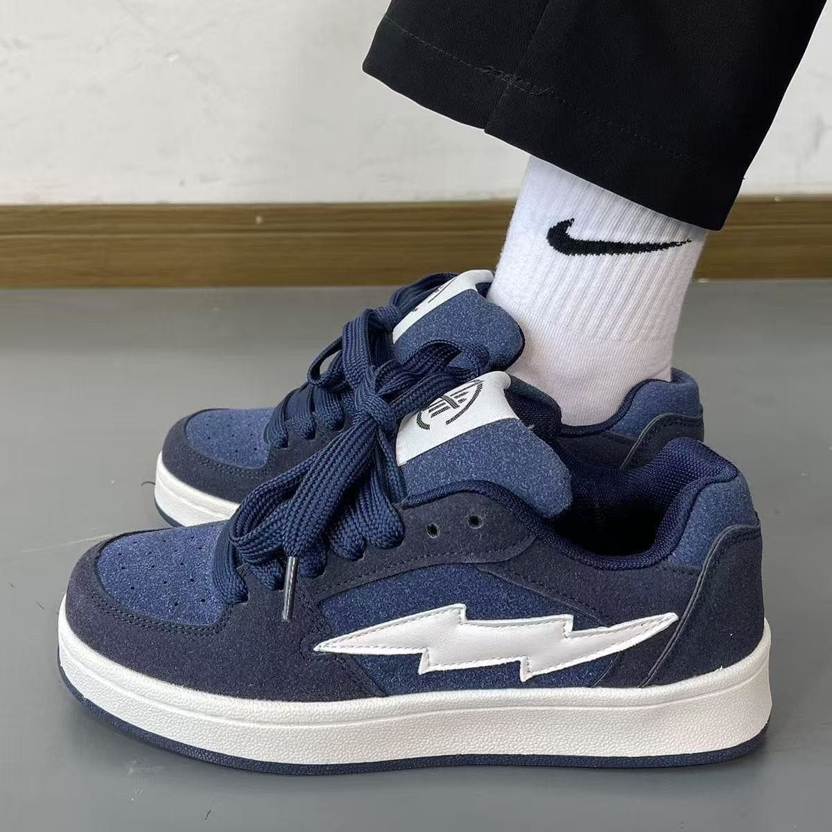 Unisex Couple Shoes Casual Lightning Skate Shoes Student Fashion Breathable Anti-Slip Bread Low-Top Sneakers