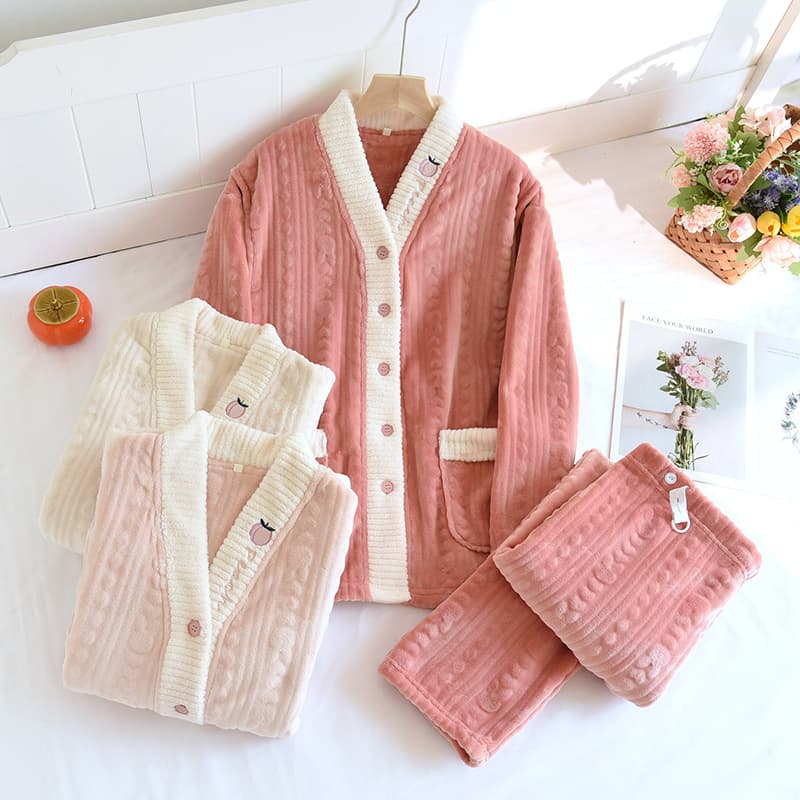 Postpartum nursing pajamas for women, autumn and winter, loose-fitting and sweet two-piece flannel maternity set.