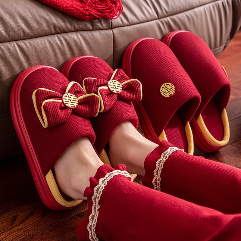Festive red wedding slippers for autumn and winter, made of EVA with thick soles, suitable for bride and groom as dowry or couple's wedding footwear.