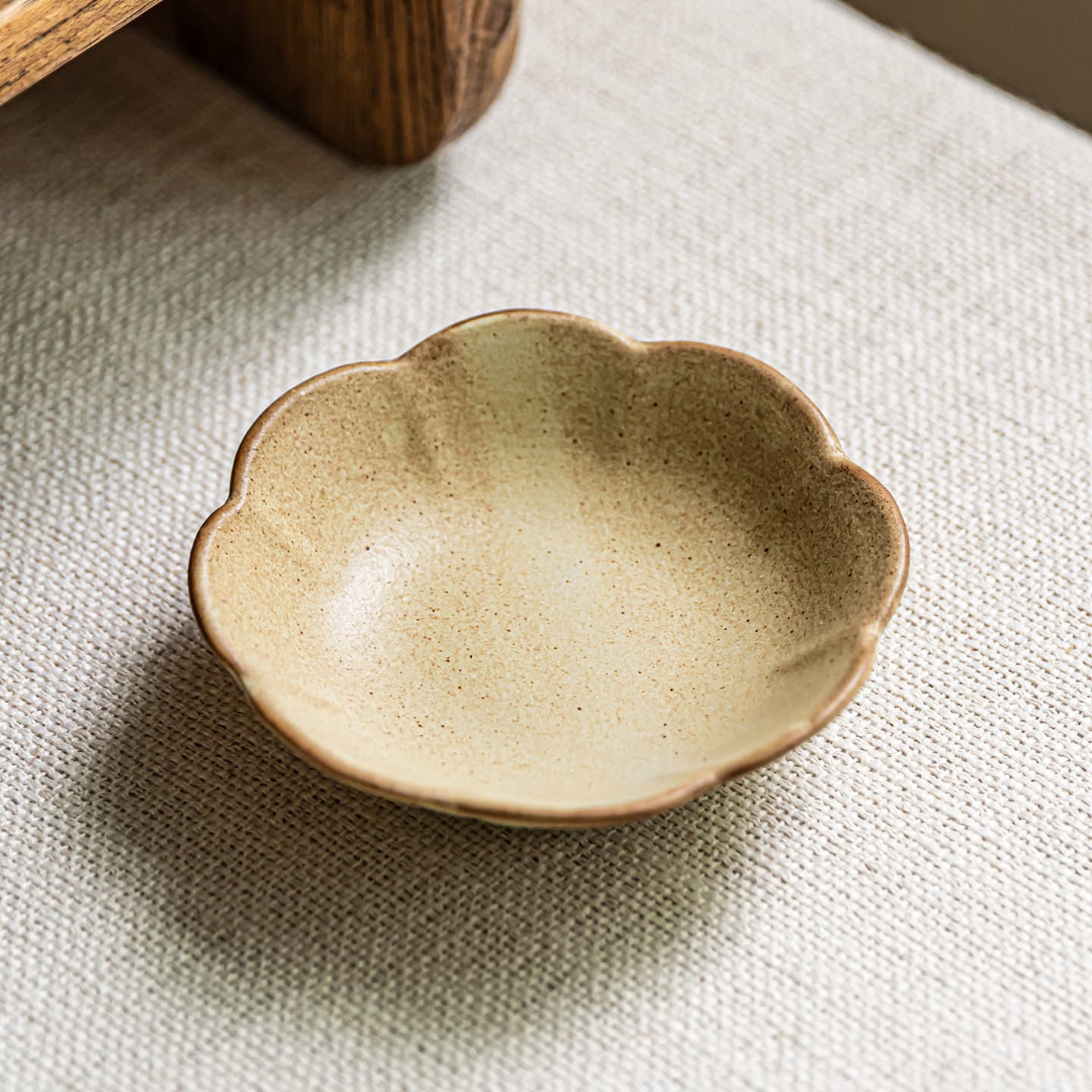 Flavor dish, high-end flower-shaped dish, household ceramic dipping dish, special dipping bowl for dumplings, Japanese style stoneware tableware wholesale