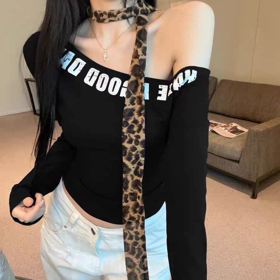 White Letter Print Off-Shoulder Long-Sleeve T-Shirt for Women, Autumn/Winter Slim Fit Waist-Tightening Sexy Design, Body-Hugging Slimming Top