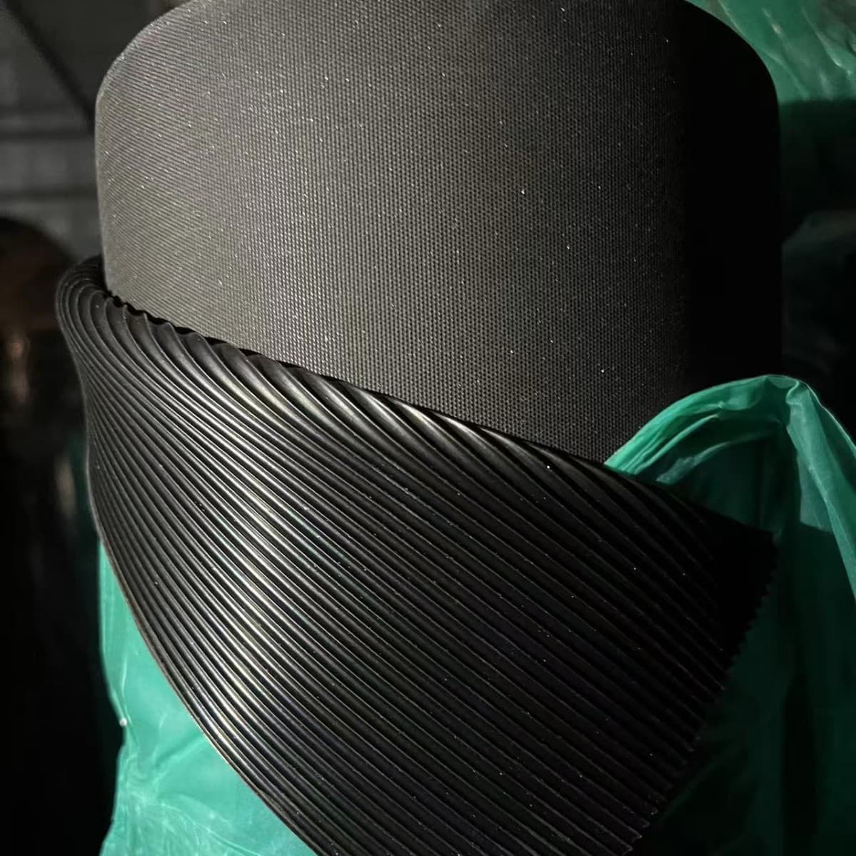 Anti-slip rubber mat, black insulating rubber pad, thickened shock-absorbing rubber mat, cattle shed mat, piglet warming pad, anti-slip rubber