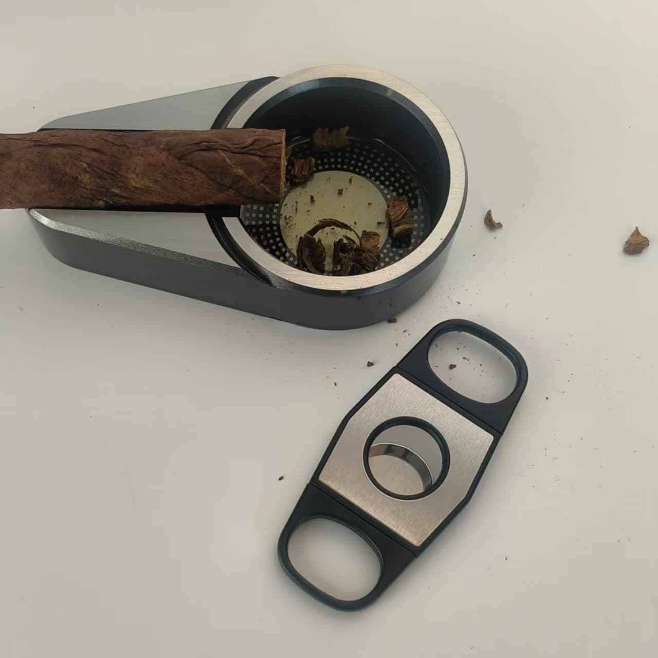 Portable two-finger stretchable cigar cutter, plastic and stainless steel cigarette clips, sharp cigar cutter, 20M diameter.