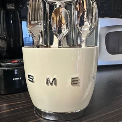 Factory Stock Smeg Retro Stainless Steel Cutlery Set 304 Stainless Steel Knife, Fork, Spoon with Storage Rack
