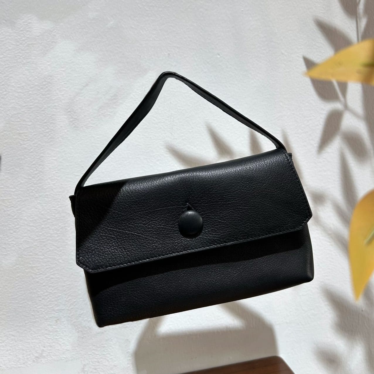2025 new style black cowhide retro hand-carrying envelope elegant black round buckle flip small bag high-end commuting