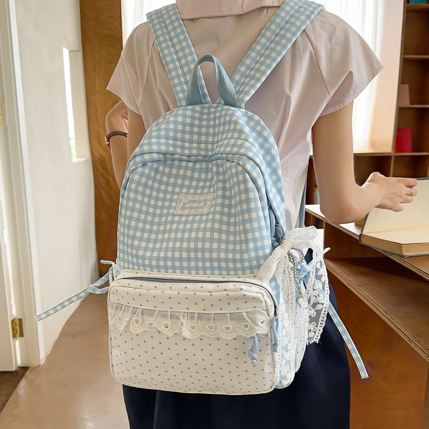 Casual and versatile large-capacity plaid backpack for outdoor travel, campus trips, vacations, and daily use for middle school and college students