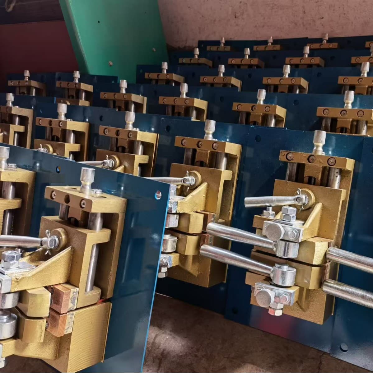 Pneumatic butt welding machine accessories, machine heads in large stock, various models, full copper accessories, cold and hot galvanized wire welding machines.
