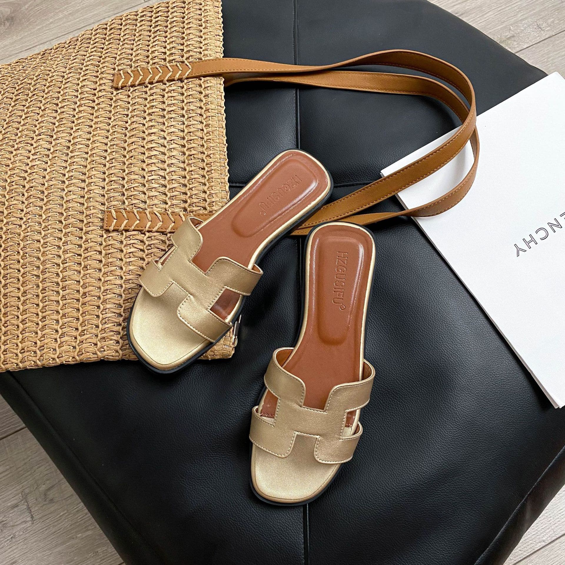 Women's Slippers for Outdoor Wear 2026 New Trendy Ins Style Spring Summer Versatile Flat Sandals Fashion Beach Flip Flops