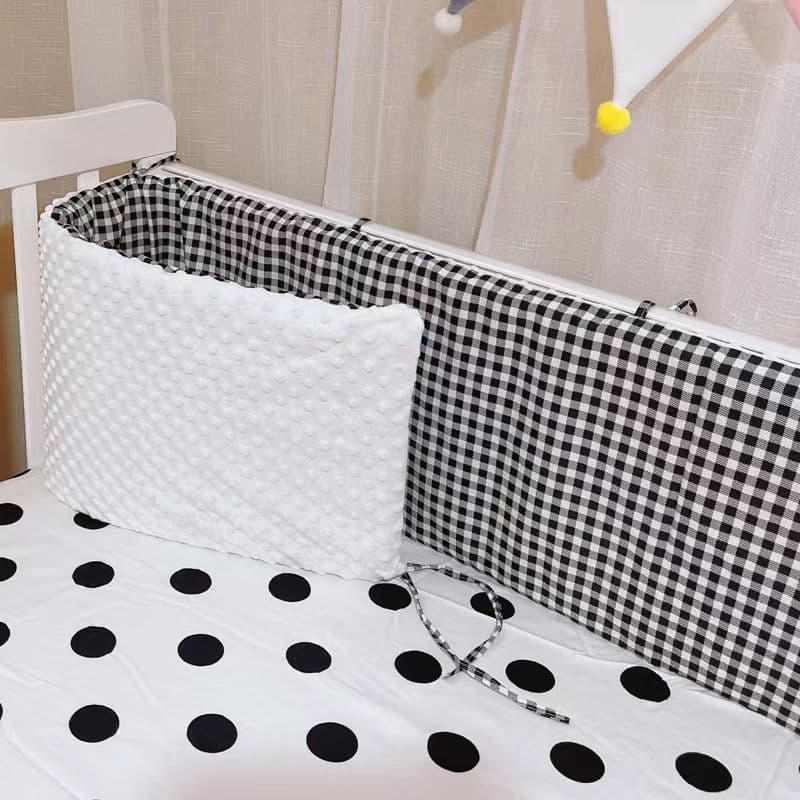 Wholesale of soft, one-piece plush flannel crib bumpers for infants and toddlers, removable, washable, anti-collision, and breathable fabric.