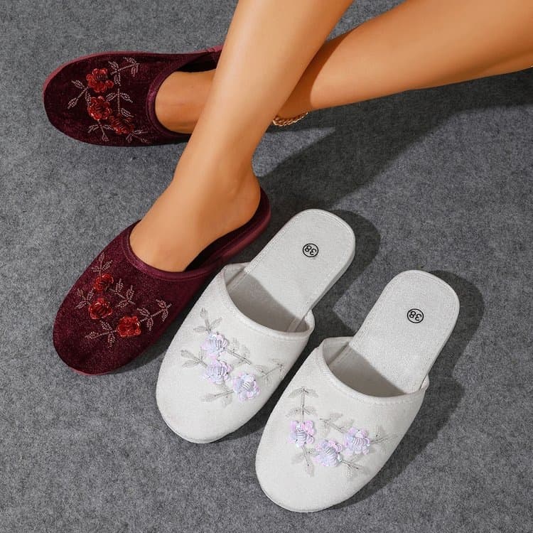 Baotou slippers, stylish and warm for every step. Burgundy, white, black adult in stock and other colors.