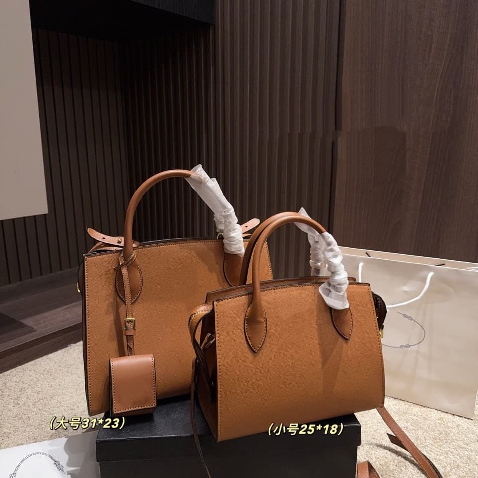 Vintage-Style Shell Tote Bag, Fashionable and Simple, Suitable for Business and Commuting, with a Small Pendant, Can Be Worn as a Shoulder or Crossbody Bag