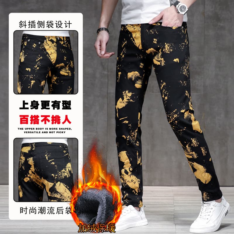 Printed fleece-lined men's jeans, high-end slim-fit tapered leg thickened trousers, winter new trendy casual style.