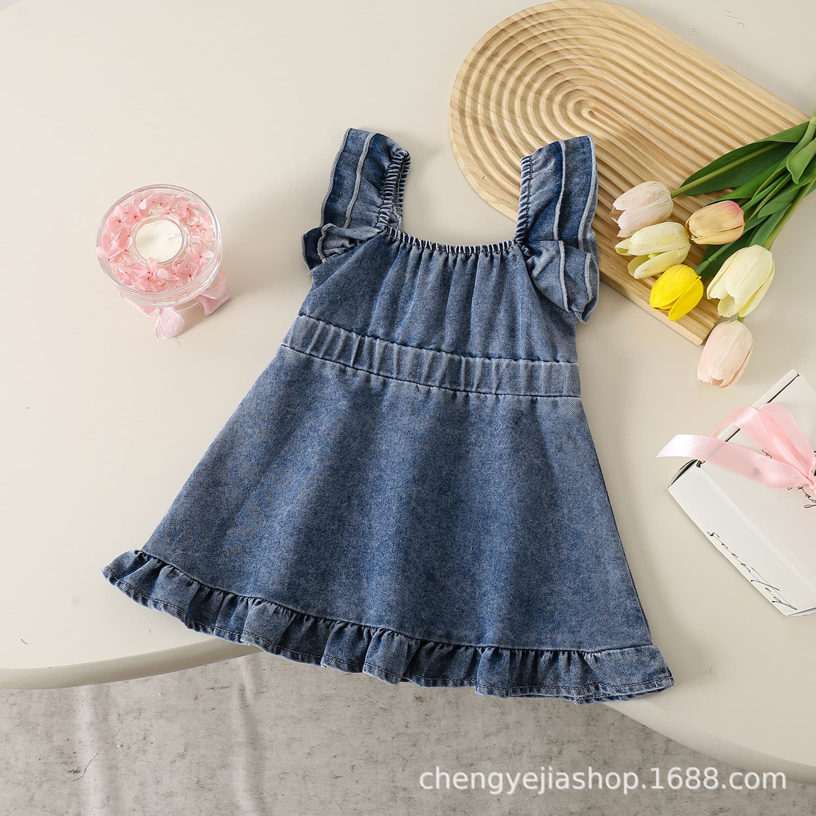 Girls' summer dress with ruffled trim, simple, versatile, comfortable and breathable denim dress.