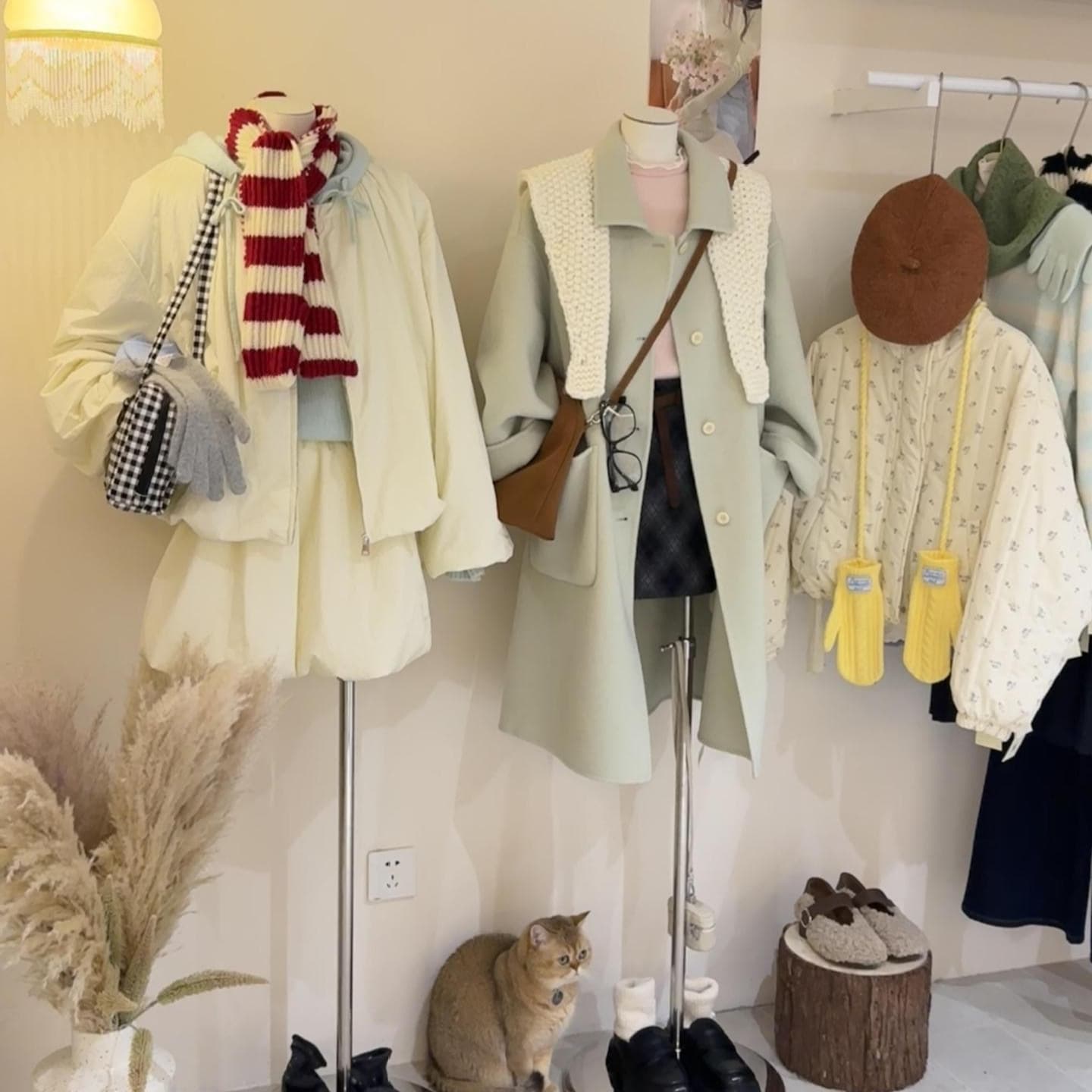 Mid-to-high-end brand discount women's clothing wholesale, clearance of withdrawn stock, live streaming for leftover inventory and unique items.