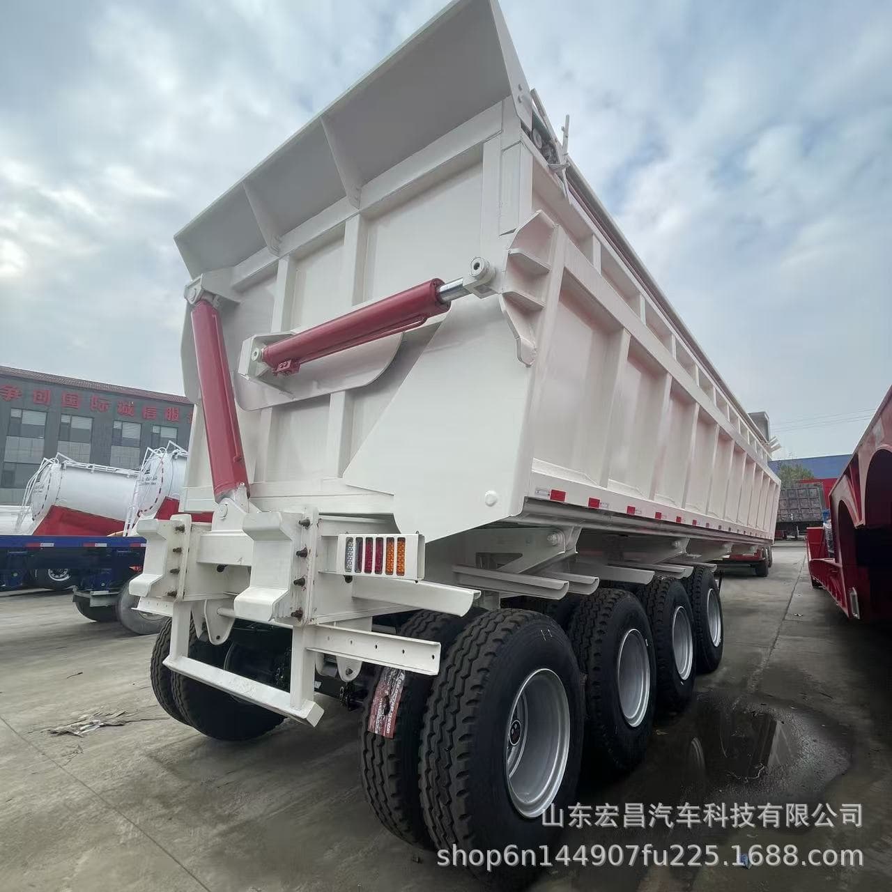 Cross-border supply of four-axle side-tipping dump trailers for transporting construction waste and coal, semi-trailers, and container side-tipping dump trucks.