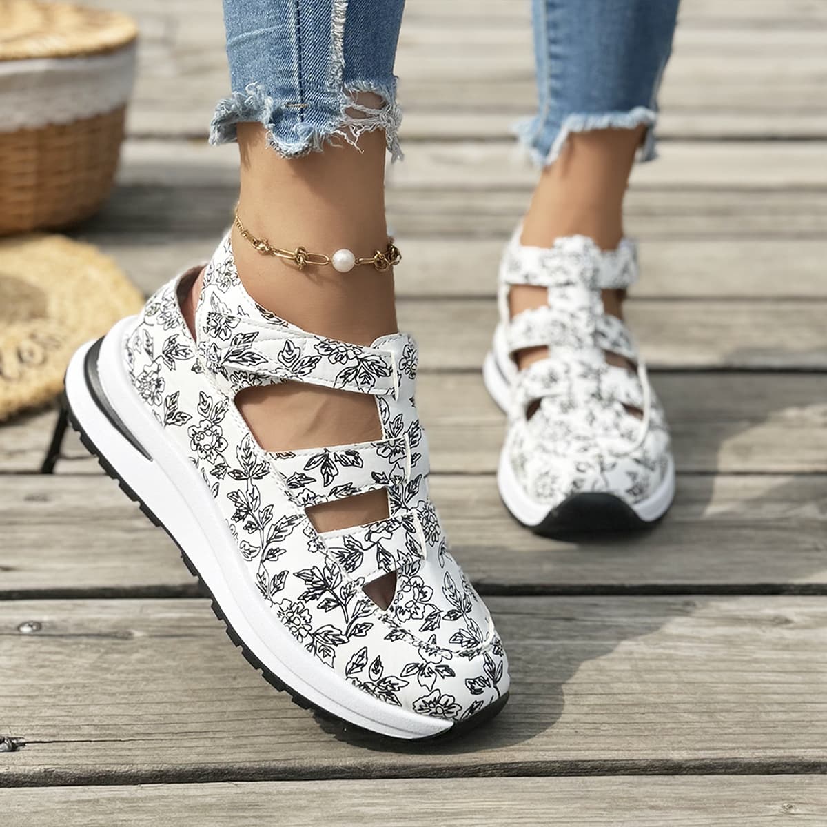 Oversized Thick-Soled Closed-Toe Beach Sandals for Women, New Lace-Up Woven Platform Sandals