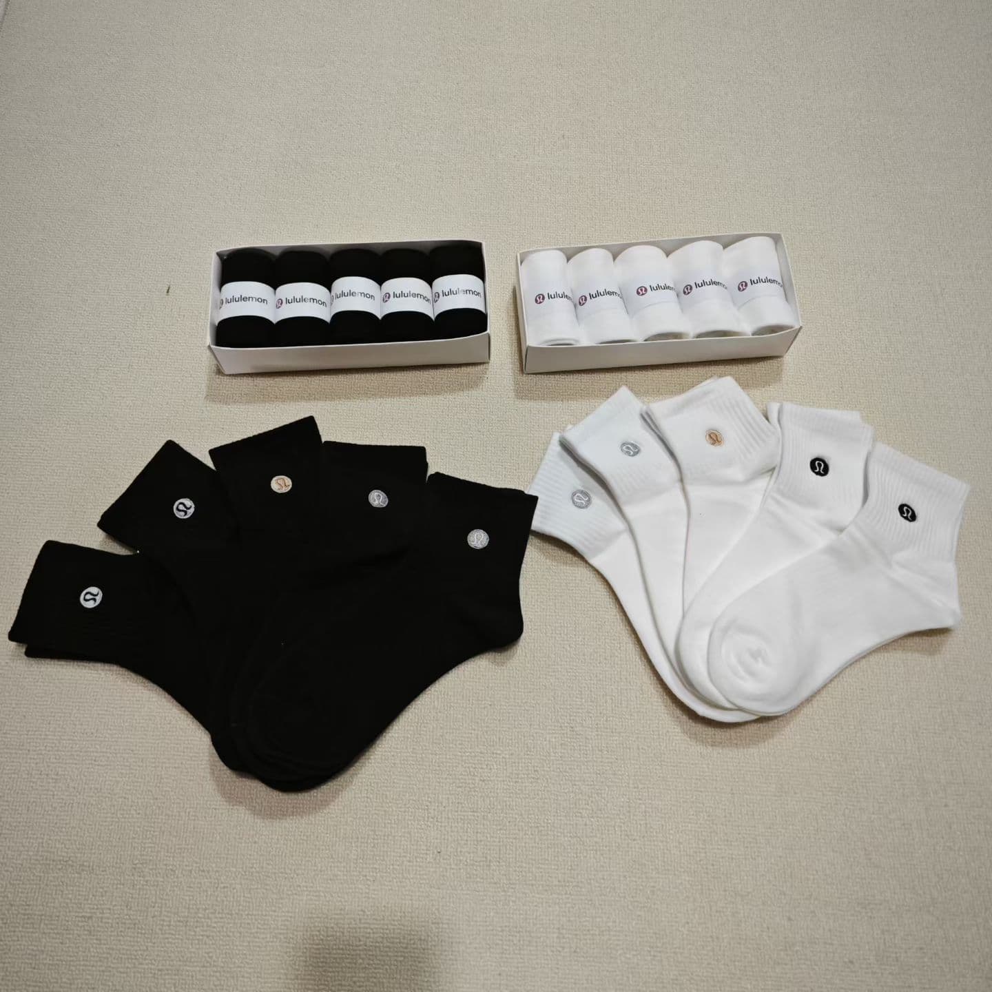 Free shipping Lulu embroidered women's socks casual black and white sports student socks lulu mid-calf socks wholesale dropshipping