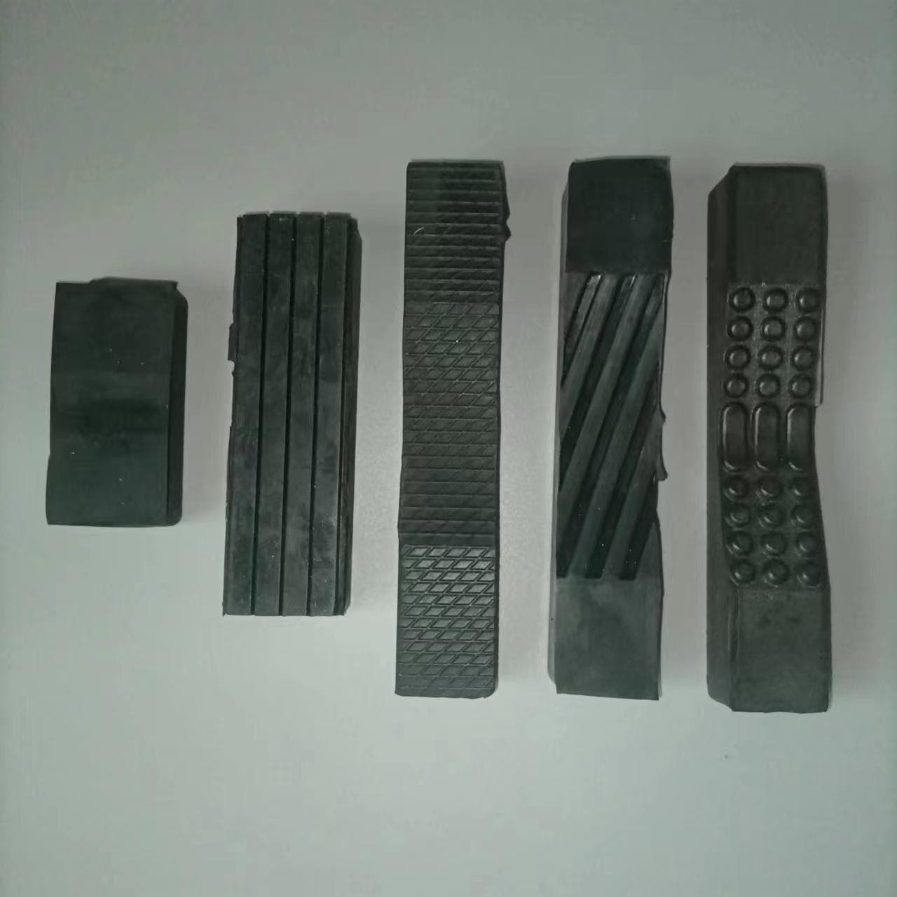 Cable conveyor rubber blocks, conveyor accessories, laying machine track rubber blocks, rubber sheets, large quantities of wear-resistant rubber blocks